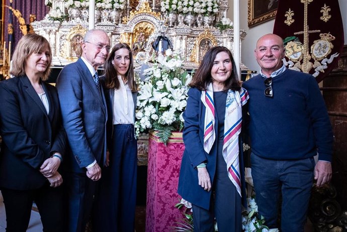La consejera de Empleo, Empresa y Trabajo Autónomo, Rocío Blanco, durante la ofrenda floral a la Virgen de las Penas en Málaga capital