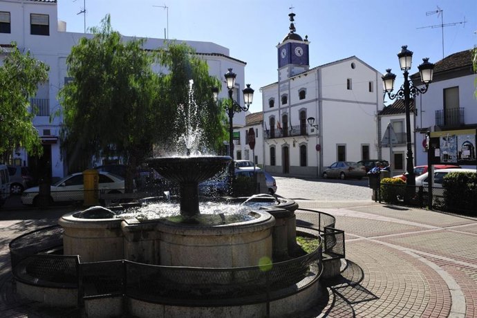 Plaza de Andalucía, en Cardeña, con el Ayuntamiento al fondo.