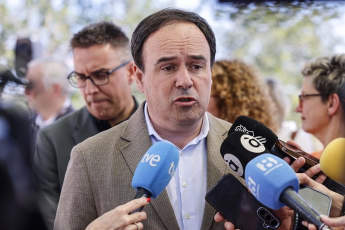 El presidente de la Generalitat valenciana, Juanfran Pérez Llorca, durante la presentación del informe del impacto de la dana en los suelos agrícolas, en Muntanyeta dels Sants, a 31 de marzo de 2026, en Sueca, Valencia, Comunidad Valenciana (España). El i