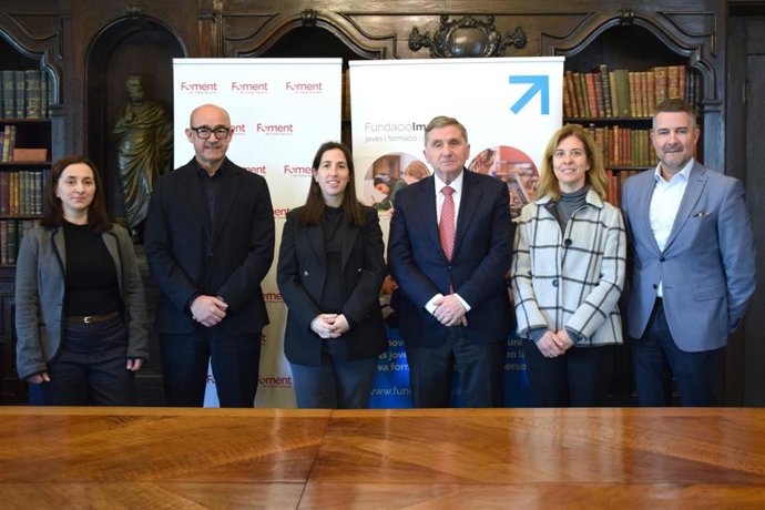 Representantes de Foment y la Fundació Impulsa en la firma de un convenio de colaboración para fomentar la formación y empleo de jóvenes en Catalunya