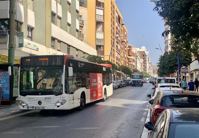 Archivo - Un bus urbano en Almería.
