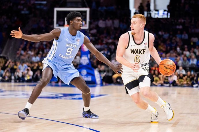 Archivo - Cameron Hildreth (Wake Forest) penetra ante Drake Powell (North Carolina) durante los cuartos de final del torneo ACC en Charlotte