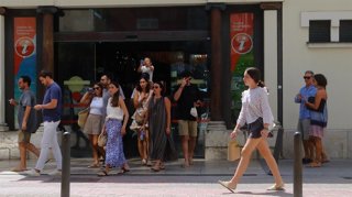 Archivo - Turistas saliendo del Mercado del Este de Santander.- Archivo
