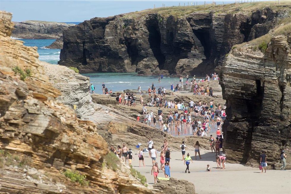 Archivo - Turistas pasean por la playa de As Catedrais.