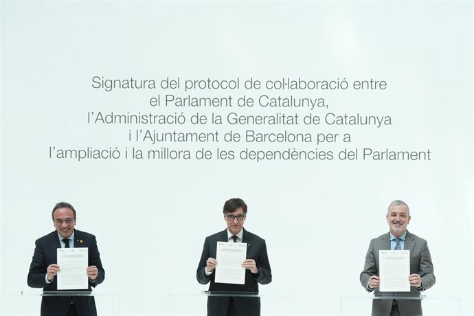 El presidente del Parlament, Josep Rull; el presidente de la Generalitat, Salvador Illa, y el alcalde de Barcelona, Jaume Collboni
