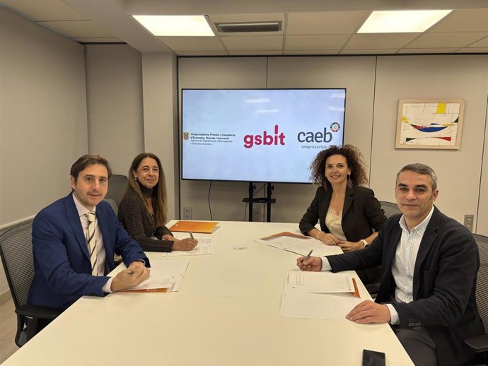 El director general de Innovación y Transformación Digital, Sebastián González, (der) y el presidente de la Comisión de Investigación, Desarrollo e Innovación de la CAEB, José Mañas, (izq) en la firma del acuerdo.