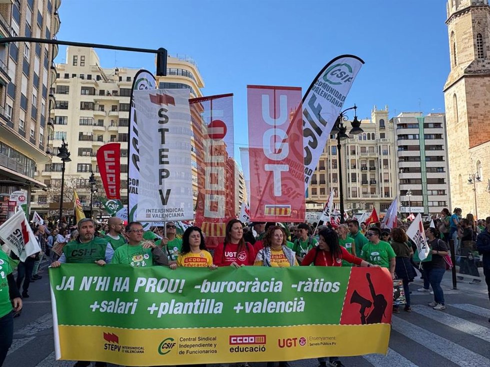 Sindicatos valencianas se manifiestan por la mejora de las condiciones laborales y salariales del profesorado