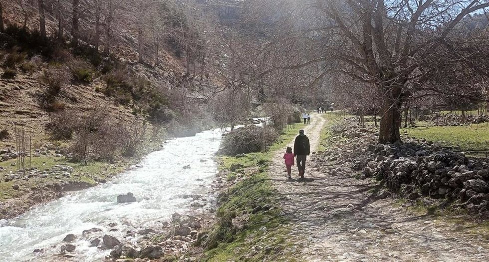 Visitantes en el nacimiento del río Segura, en el Parque Natural de Cazorla, Segura y Las Villas.