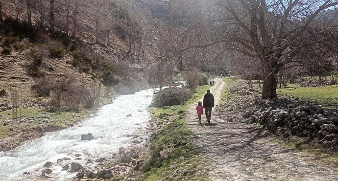 Visitantes en el nacimiento del río Segura, en el Parque Natural de Cazorla, Segura y Las Villas.