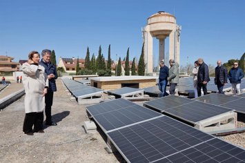 La alcaldesa de Zaragoza, Natalia Chueca, visita la planta fotovoltaica de 220kVA de autoconsumo para los depósitos de agua de Valdespartera