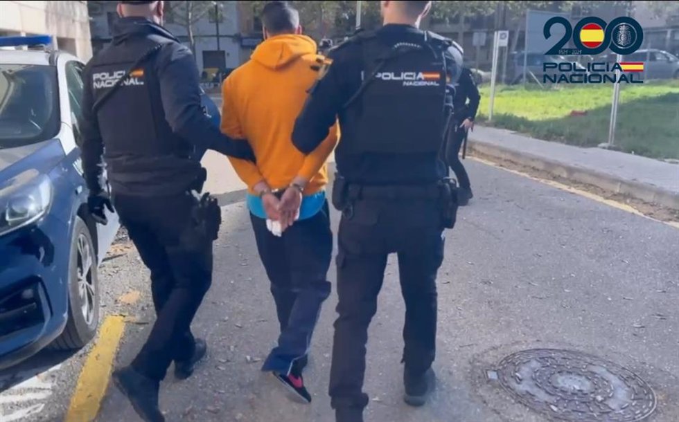 Detenido por tratar de matar a otro de una puñalada en el cuello.