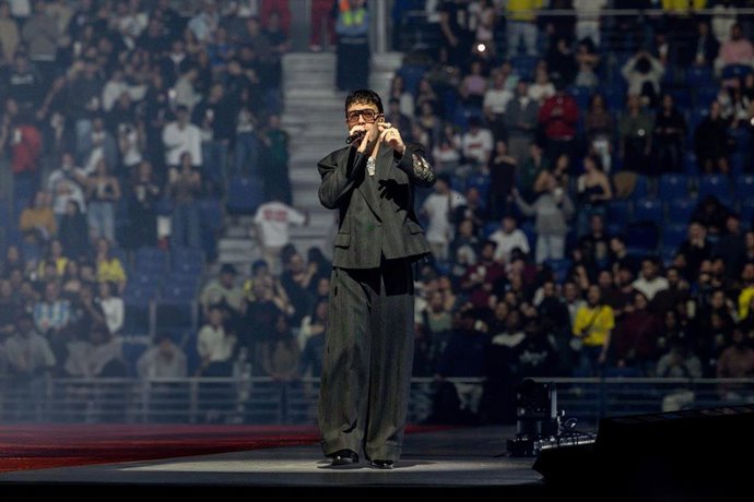 Archivo - El cantante Quevedo, durante su concierto, en el Movistar Arena, a 17 de febrero de 2025, en Madrid (España). Pedro Luis Domínguez Quevedo, más conocido por su nombre artístico: “Quevedo”, es un cantante y compositor español de reguetón, pop rap