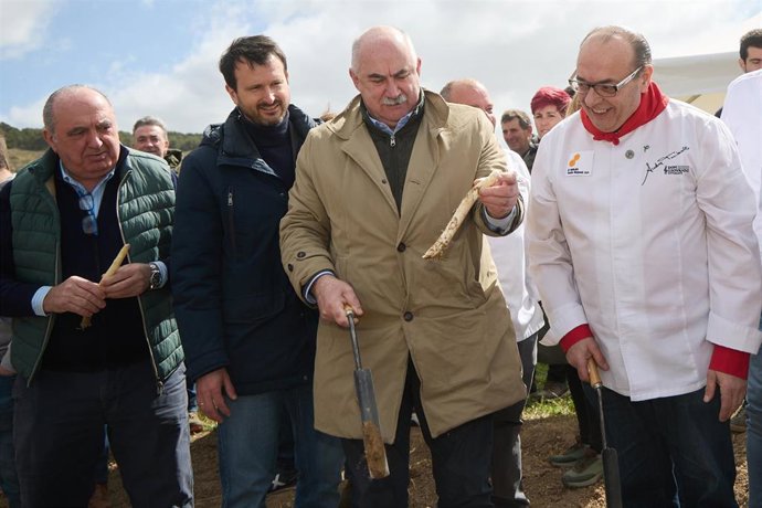 El consejero de Desarrollo Rural y Medio Ambiente, José María Aierdi, participa en Azagra en la cata del primer Espárrago de Navarra de la temporada.