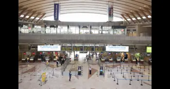 Dos desvíos y una cancelación en los aeropuertos canarios por el episodio de calima que este martes afecta a las islas