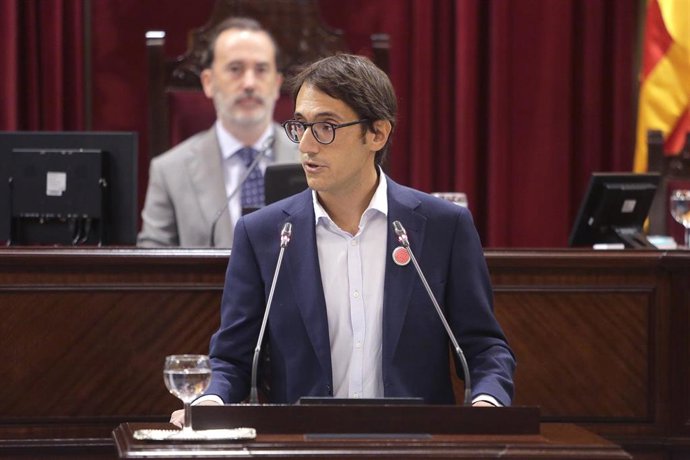 Archivo - El portavoz del PSIB en el Parlament, Iago Negueruela, en un pleno