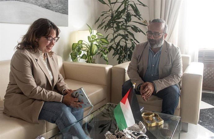 El presidente de la Diputación de Cáceres, Miguel Ángel Morales, y la presidenta del Consejo de la Juventud de Extremadura, Lidia Solana