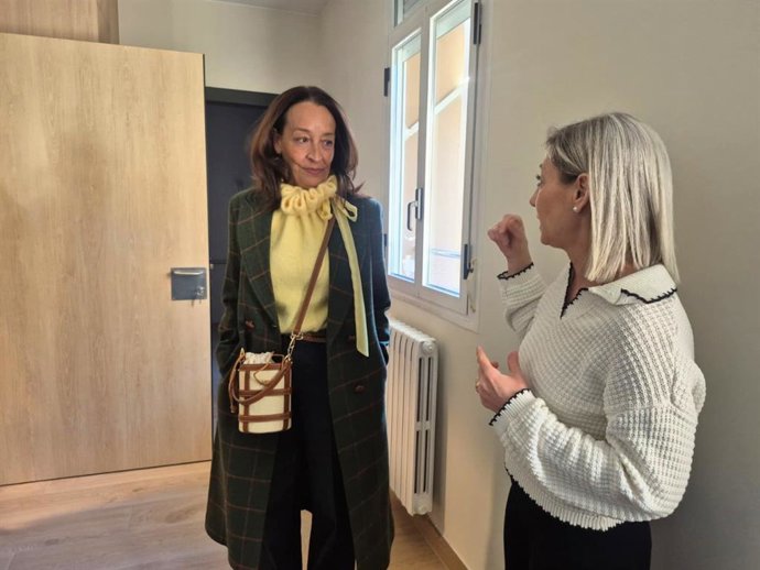 La consejera de Bienestar Social y Familia en funciones, Carmen Susín, en una visita a uan residencia en Huesca.