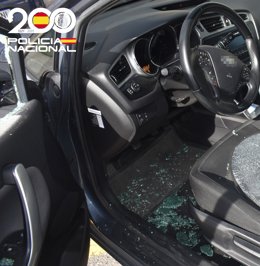 Uno de los coches donde el detenido se apoderó de varios objetos.