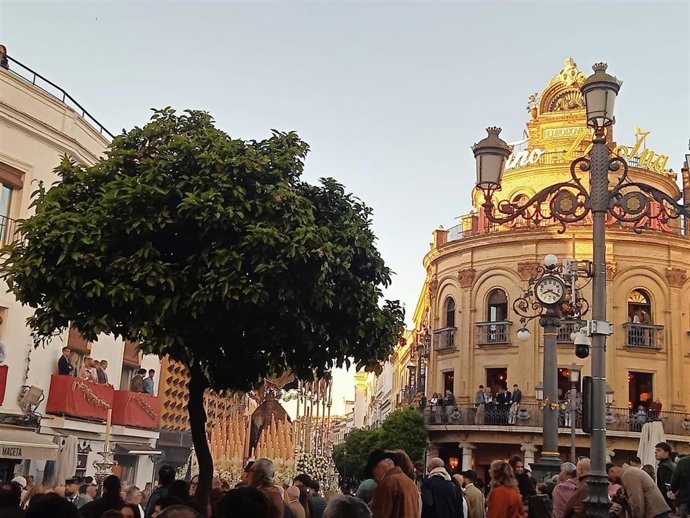 Una procesión al paso por el Gallo Azul, en la Carrera Oficial de la Semana Santa de Jerez