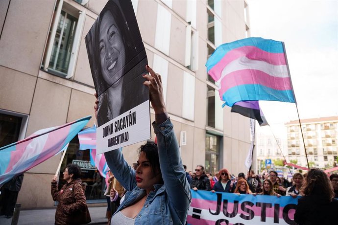 Un grupo de personas durante una manifestación contra las agresiones a personas Lgtbi+ y la amenaza a sus derechos, a 28 de marzo de 2026, en Madrid (España). 