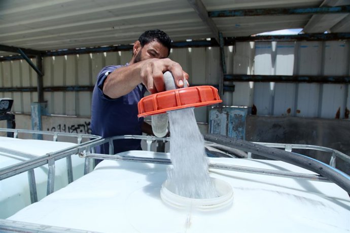 Archivo - June 6, 2023, Gaza city, Gaza Strip, Palestinian Territory: Palestinian workers work inside a water desalination plant in Gaza City on June 6, 2023. The Gaza Strip suffers from an acute lack of water for human and agricultural use. Currently, 97