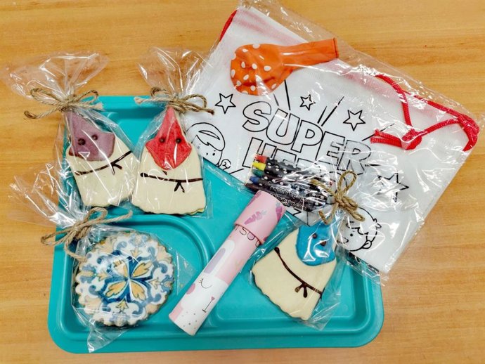 Bandeja de merienda en el área pediátrica del hospital de Valme con motivo de la Semana Santa.