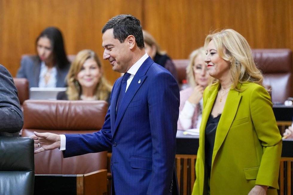 Archivo - El presidente de la Junta de Andalucía, Juanma Moreno, y la consejera de Economía, Carolina España, en una imagen de archivo en el Pleno del Parlamento.