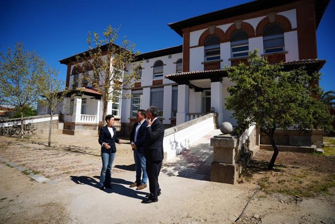 Visita al nuevo centro de formación y Universidad Popular de Quintana de la Serena.