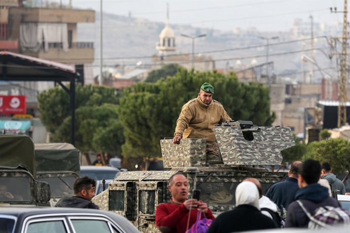Archivo - 11 December 2024, Lebanon, Masnaa: A Lebanese soldier looks at Syrian refugees preparing to return home at the Masnaa border crossing point between Lebanon and Syria following the fall of the Syrian regime. As thousands of Syrian refugees have s