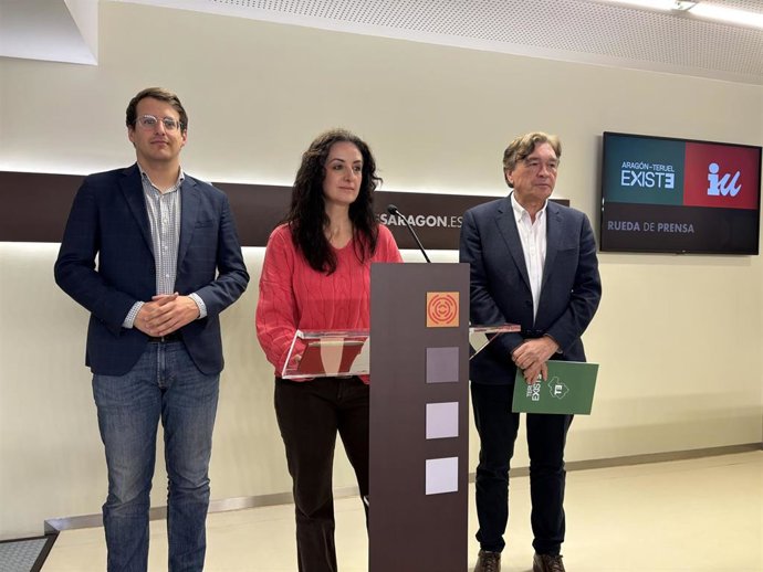 El portavoz de CHA, Jorge Pueyo, su homólogo de A-TE, Tomás Guitarte, y la diputada de IU, Marta Abengochea.