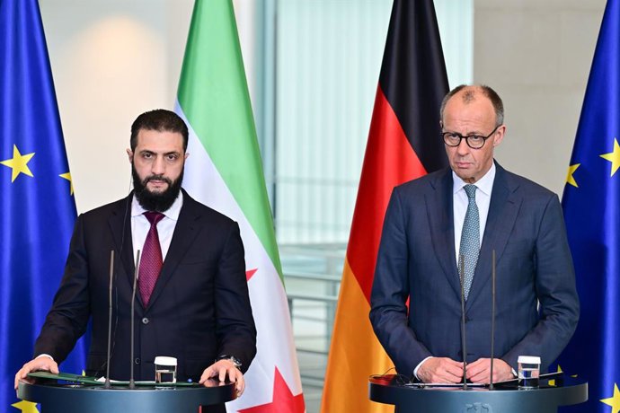30 March 2026, Berlin: German Chancellor Friedrich Merz (R) and Syria's interim president Ahmed al-Sharaa hold a joint press conference at the Federal Chancellery in Berlin. Photo: Sebastian Christoph Gollnow/dpa