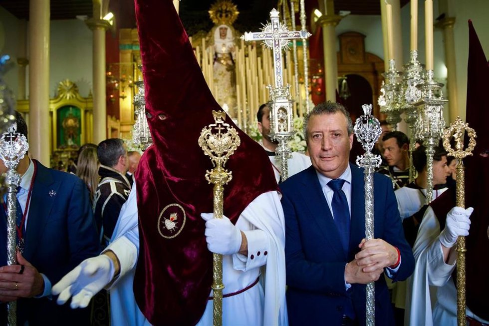 El presidente de la Diputación de Sevilla, Javier Fernández, en la salida procesional de la hermandad del Cerro del Águila.