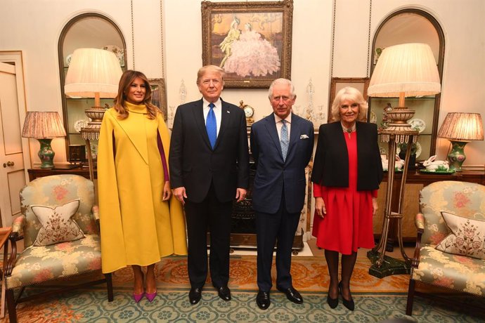 Archivo - Arquivo - 3 de dezembro de 2019, Inglaterra, Londres: Charles (2º à direita), Príncipe de Gales, e sua esposa Camilla (à direita), Duquesa da Cornualha, recebem o presidente dos EUA, Donald Trump (2º à esquerda), e a primeira-dama dos EUA, Melan