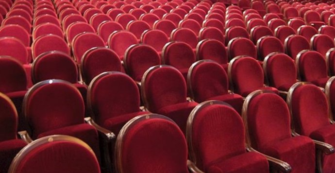 Archivo - Butacas de un teatro en imagen de archivo.