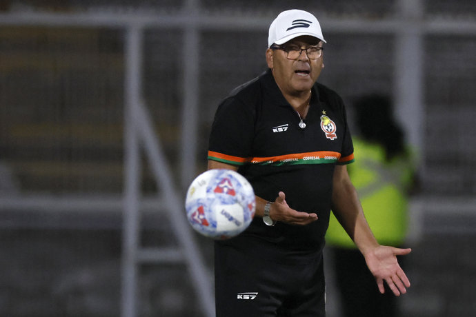 Futbol, Palestino vs Cobresal. Fecha 6, Liga de Primera 2026. El entrenador de Cobresal Gustavo Huerta da instrucciones a sus jugadores durante el partido de primera primera division contra Palestino disputado en el estadio La Cisterna de Santiago,