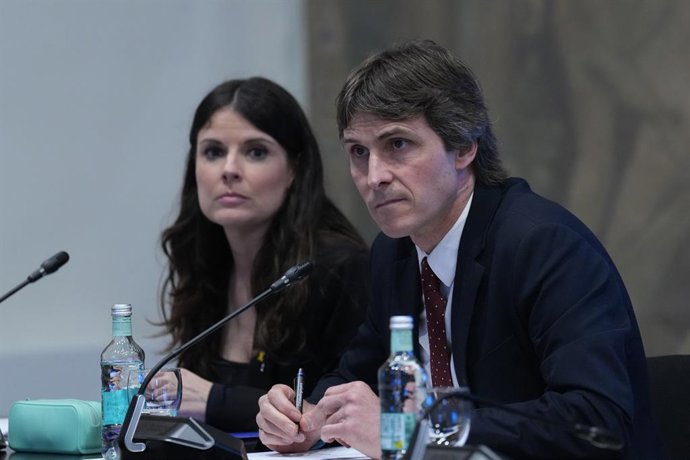 La presidenta de Junts al Parlament, Mònica Sales, i el portaveu del partit, Salvador Vergés