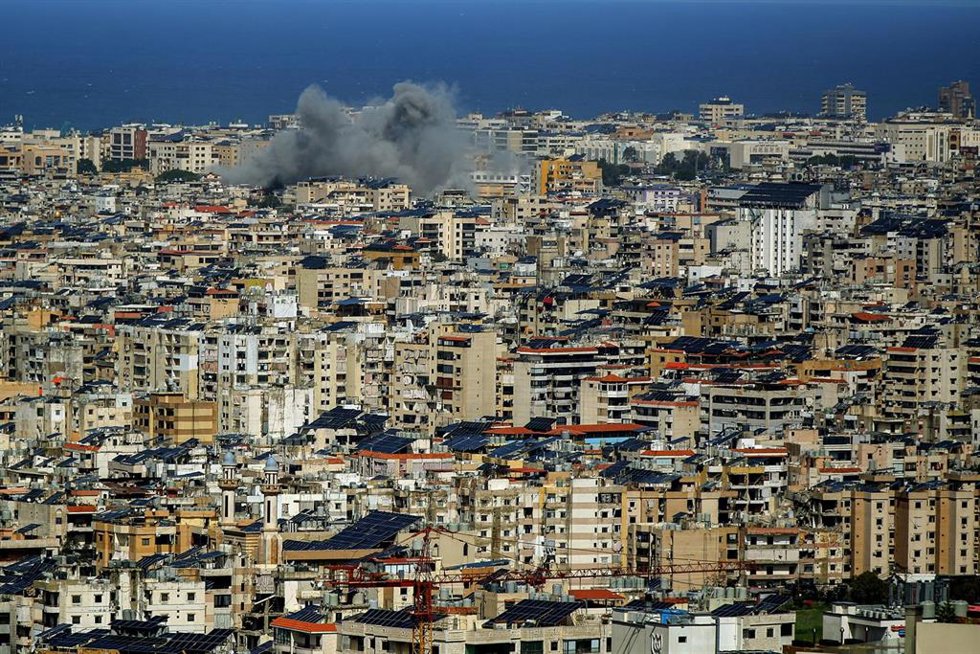 Humo en el sur de la capital de Líbano, Beirut 