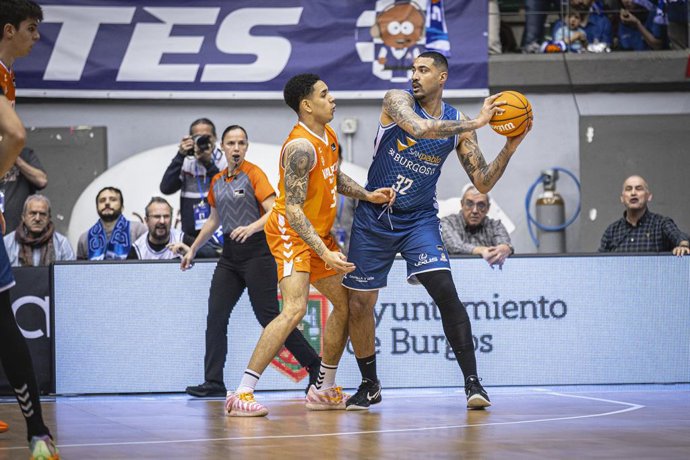 Augusto Lima ante Isaac Nogués en el Recoletas Salud San Pablo Burgos-Valencia Basket de la Liga Endesa 25-26