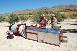 Investigadores trabajan con un túnel de viento portátil desarrollado en la Universidad de Almería.