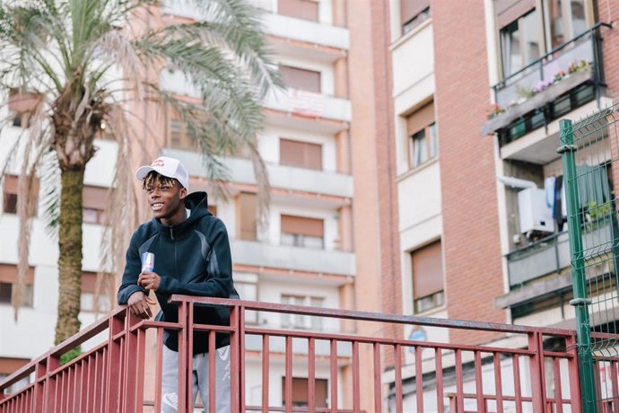El internacional español del Athletic Club Nico Williams se convierte en embajador de 'Red Bull Rey del Barrio'.