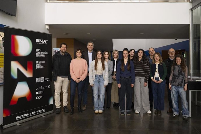 El director general de Cultura, Ignacio Apezteguía, junto al alcalde de Villava, Mikel Oiteza; la jefa de la Sección de Programas Artísticos y Difusión, Marisol Martínez, y representantes de las compañías participantes
