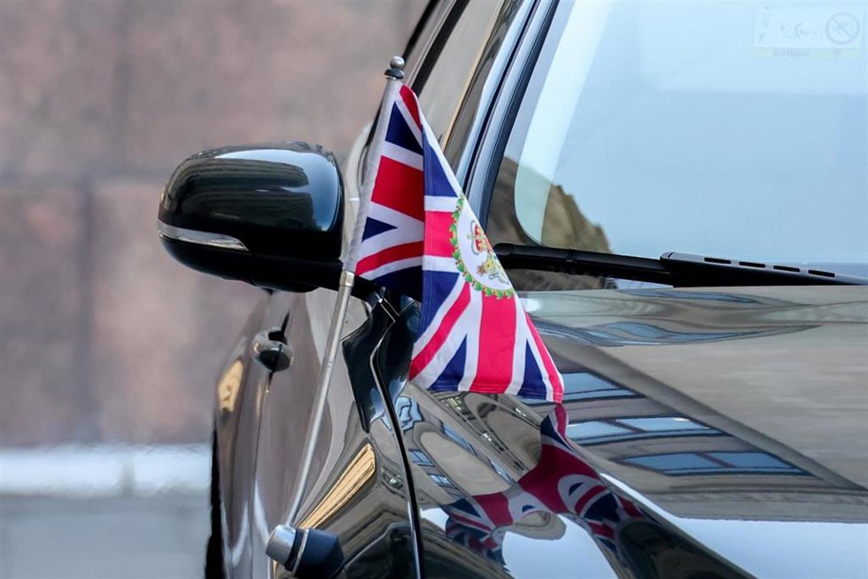 Bandera británica en un coche oficial de la Embajada en Rusia.
