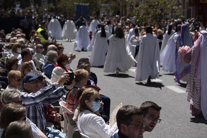 Archivo - Arxiu - Diverses persones participen en la desfilada del Diumenge de Resurrecció de la Setmana Santa Marinera de València. ARXIU. 