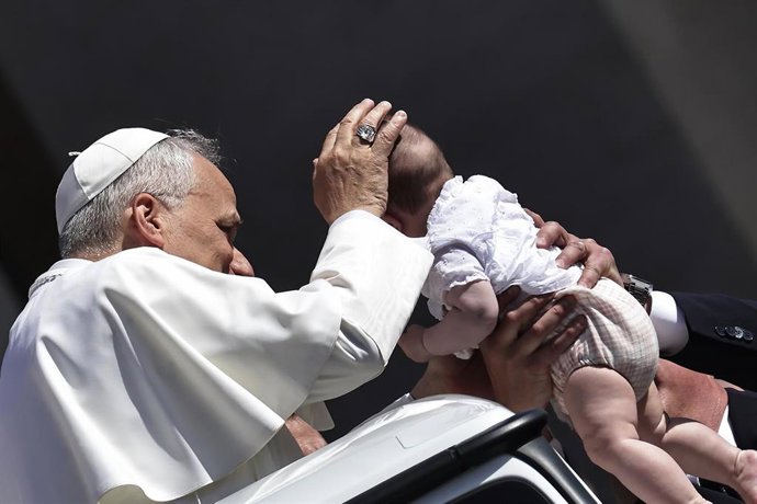 Archivo - El Papa bendice a un niño en el marco de una audiencia general.