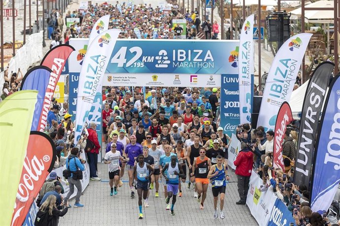 Archivo - La Santa Eulària Ibiza Marathon rompe la barrera de los 6.000 participantes a tres semanas de su celebración.