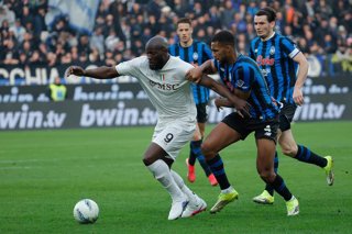 Archivo - 22 February 2026, Italy, Bergamo: Napoli's Romelu Lukaku and Atalanta's Isak Hien battle for the ball during the Italian Serie A soccer match between Atalanta BC and SSC Napoli at the New Balance Arena. Photo: Emanuele Pennacchio/LiveMedia-IPA/Z