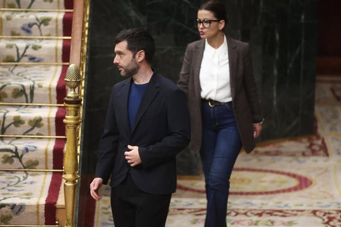 El ministro de Derechos Sociales, Consumo y Agenda 2030, Pablo Bustinduy, y la ministra de Juventud e Infancia, Sira Rego, durante una sesión de control al Gobierno, en el Congreso, a 25 de marzo de 2026, en Madrid (España). 