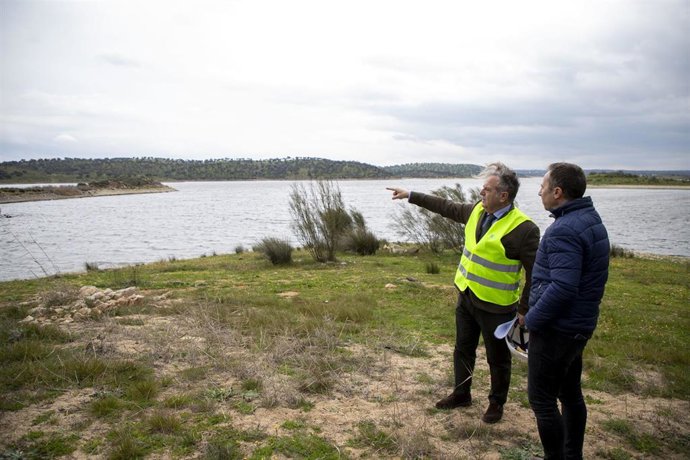 Archivo - El presidente de la Diputación de Córdoba, Salvador Fuentes, en una visita a La Colada en una imagen de archivo.