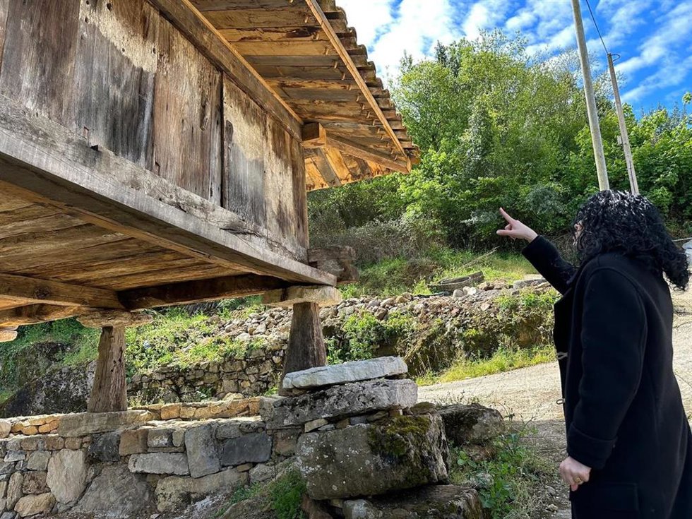 La consejera de Cultura, Vanessa Gutiérrez, señalando a un hórreo.