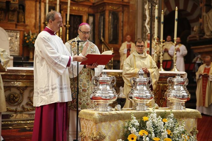 El obispo de Córdoba, Jesús Fernández, ha presidido en la Catedral la misa crismal del Martes Santo.